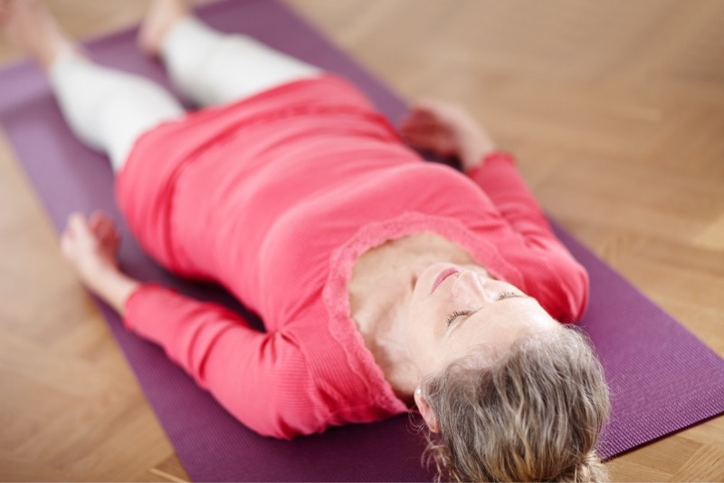 Frau bei der Muskelentspannung nach Jacobson. Ichlasselos.at