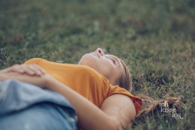 Achtsamkeit im Lieben üben, Pause machen, Frau liegt auf der Wiese