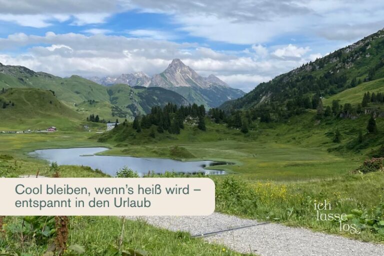 Die Berglandschaft mit See zeigt die Ruhe, die wir uns im Urlaub wünschen