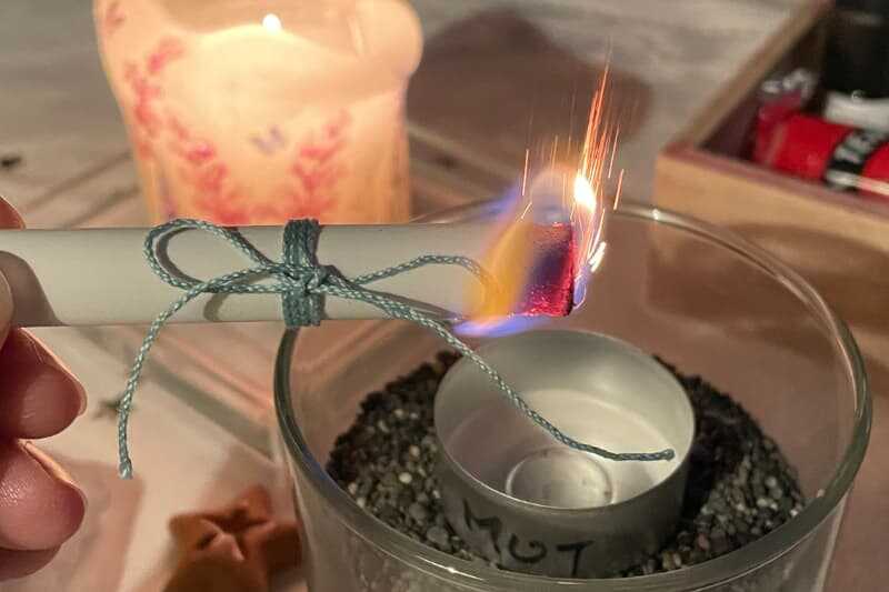 Beim Verbrennen eines Wunsches vom 13-Wünsche-Ritual in den Rauhnächten.